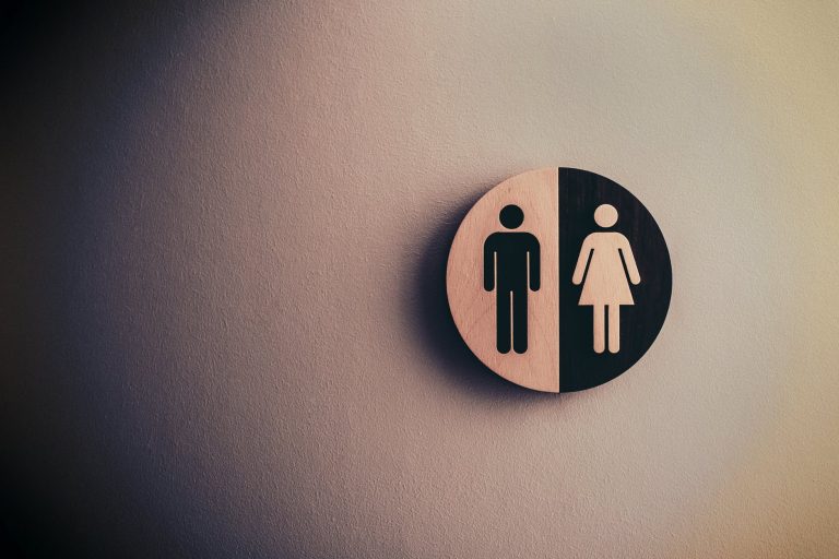 Donne e uomini veri: no al genere neutro di oggi.