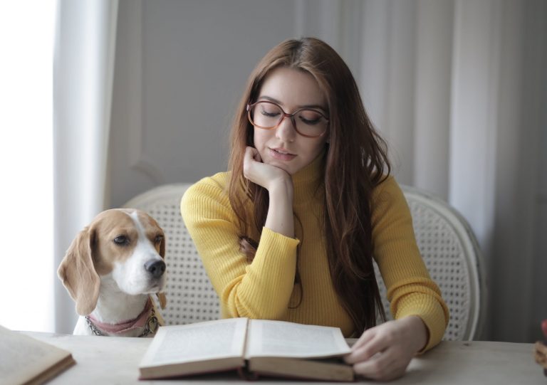 Leggere i social o leggere un libro: è uguale?