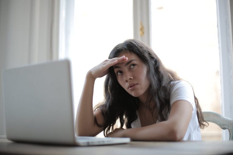 Sono indagato: meglio aspettare o prendere subito un legale?