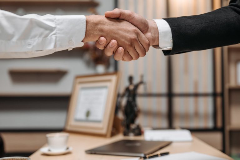 L’amministratore di condominio risponde per gli errori dell’appaltatore?