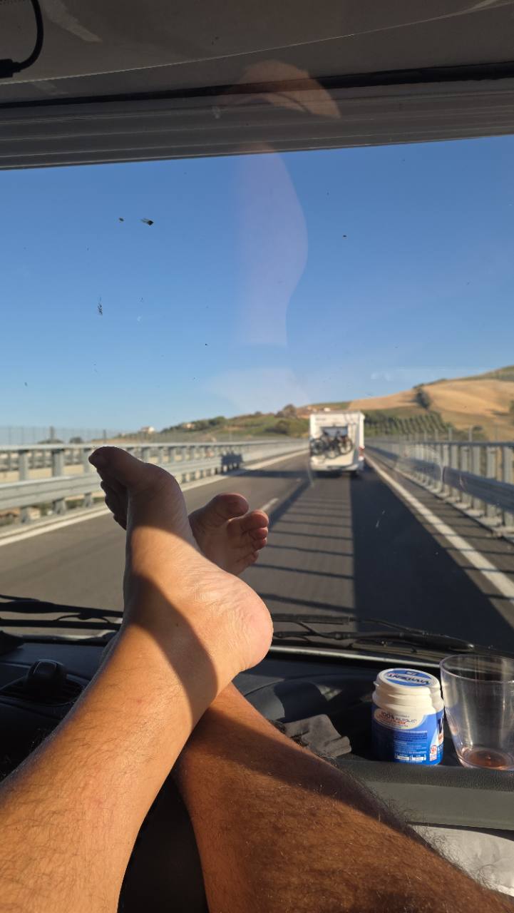 viaggio verso campeggio in camper