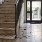 Scale sporche in condominio: chi deve pulire?